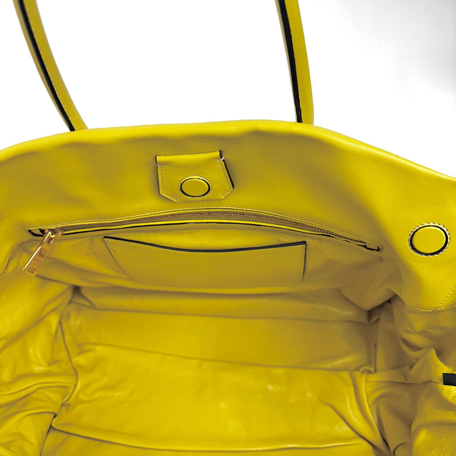 Miu Miu Borsa Shopper a Tracolla in Pelle Gialla