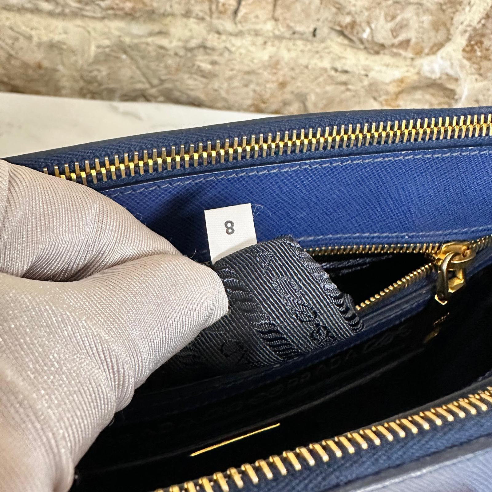 Prada Borsa Galleria Large Bluette in Saffiano Lux a tracolla