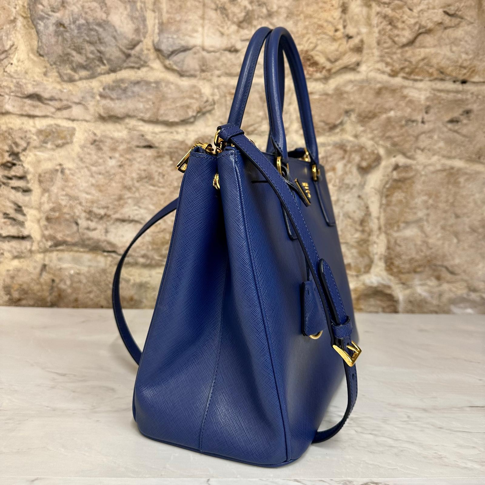 Prada Borsa Galleria Large Bluette in Saffiano Lux a tracolla