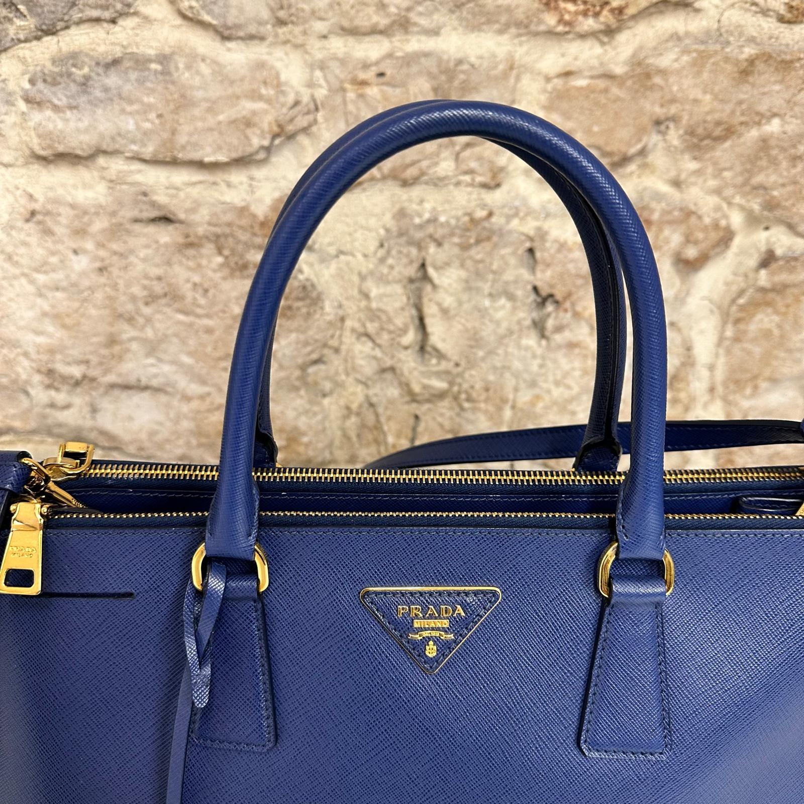 Prada Borsa Galleria Large Bluette in Saffiano Lux a tracolla