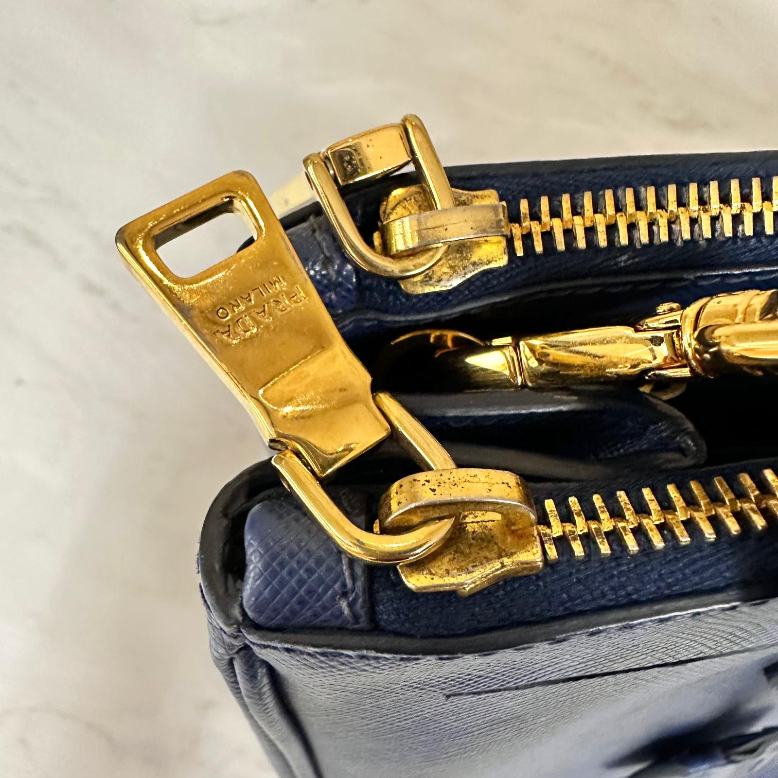 Prada Borsa Galleria Large Bluette in Saffiano Lux a tracolla
