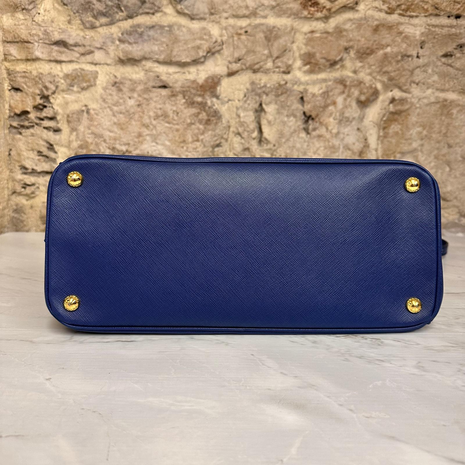 Prada Borsa Galleria Large Bluette in Saffiano Lux a tracolla