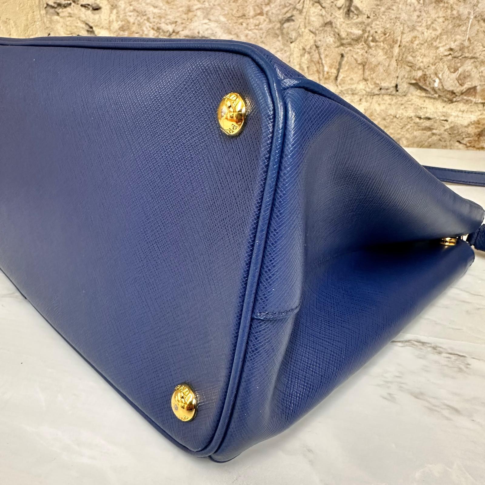 Prada Borsa Galleria Large Bluette in Saffiano Lux a tracolla