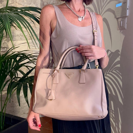 Prada Borsa Galleria Large in Saffiano Lux Cipria