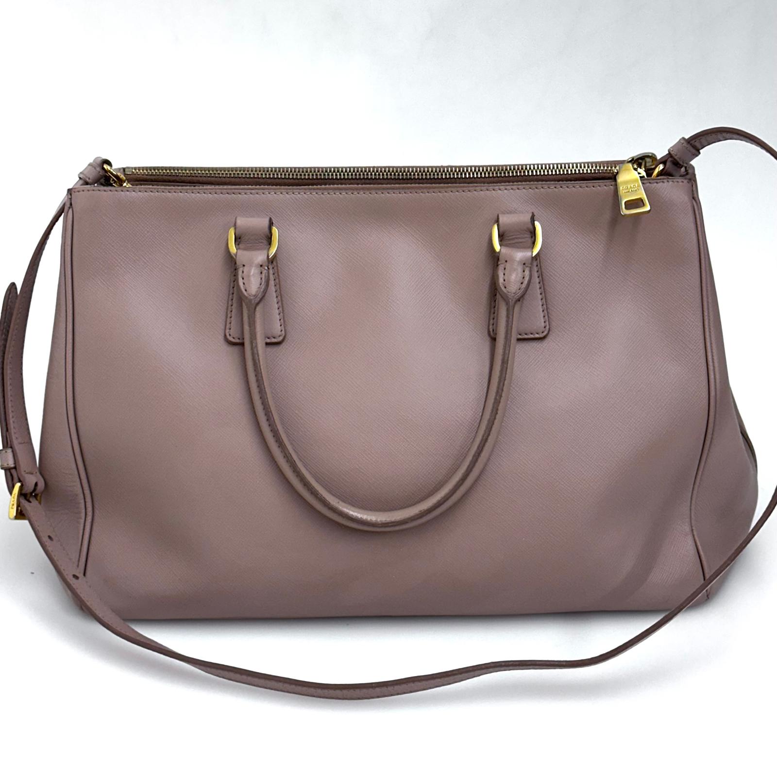 Prada Borsa Galleria Large in Saffiano Lux Cipria