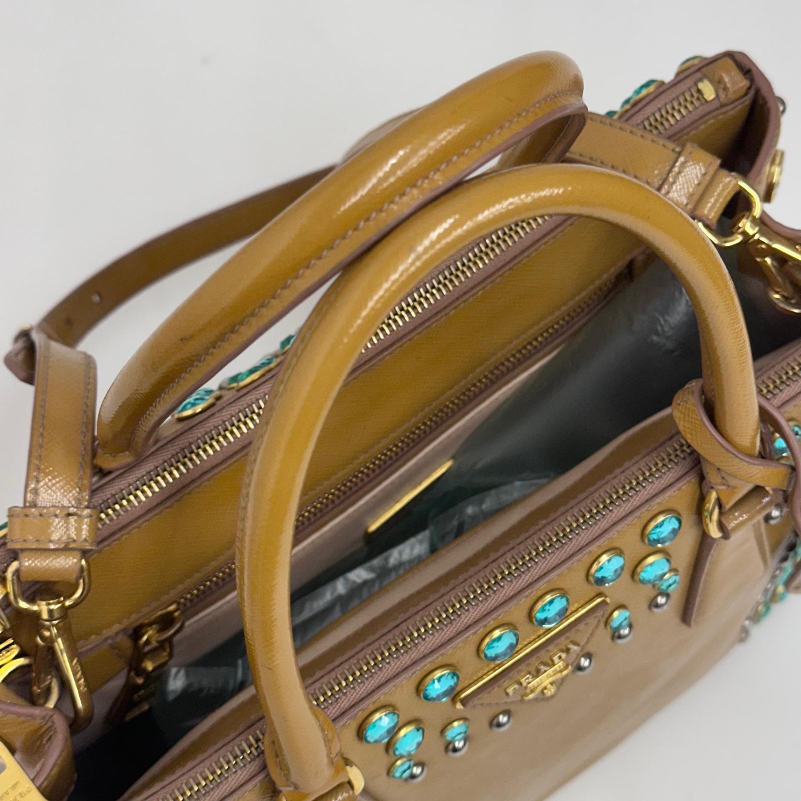 Prada Borsa Galleria Media Saffiano Vernice Cammeo con Cristalli Turchesi