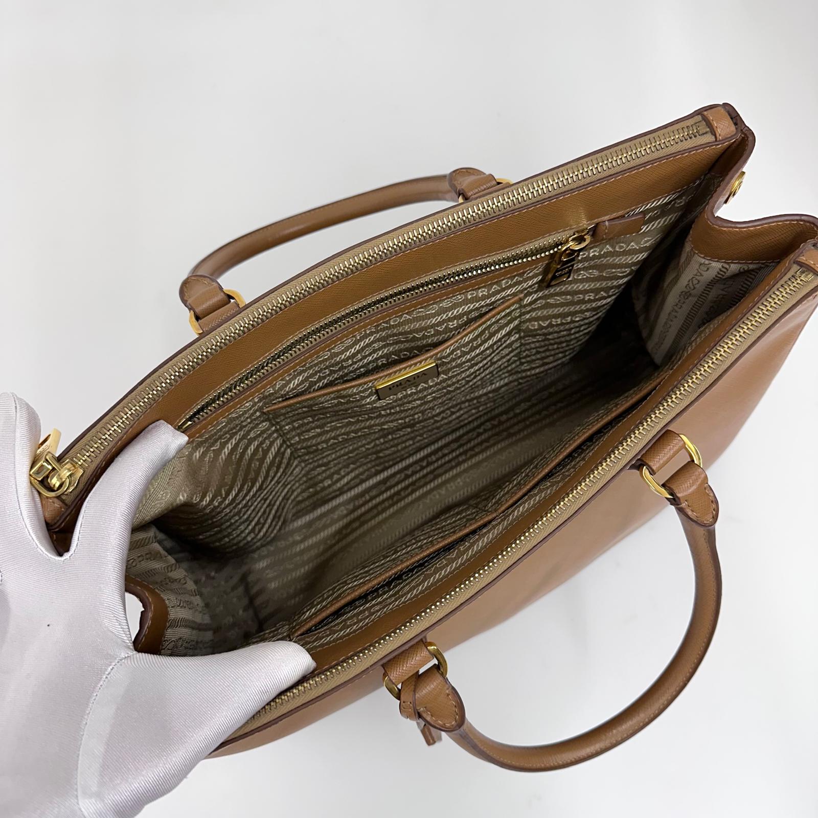 Prada Borsa a mano Galleria Large in pelle Saffiano Lux color Caramel