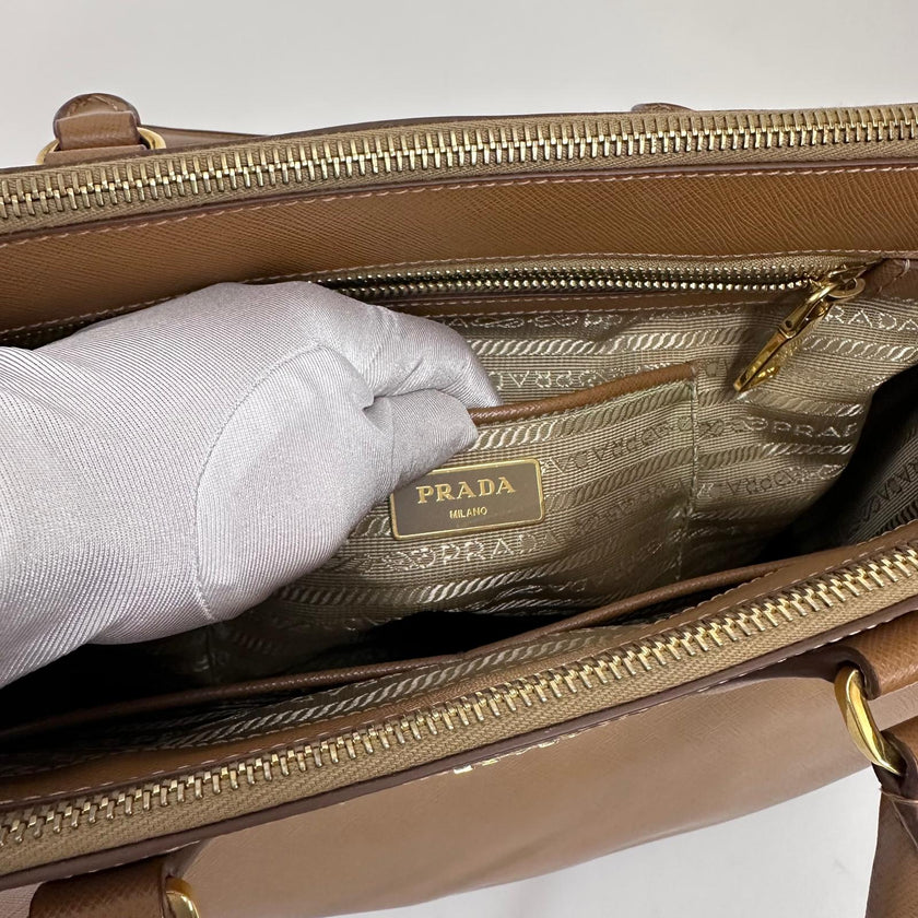 Prada Borsa a mano Galleria Large in pelle Saffiano Lux color Caramel