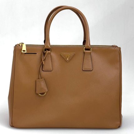 Prada Borsa a mano Galleria Large in pelle Saffiano Lux color Caramel