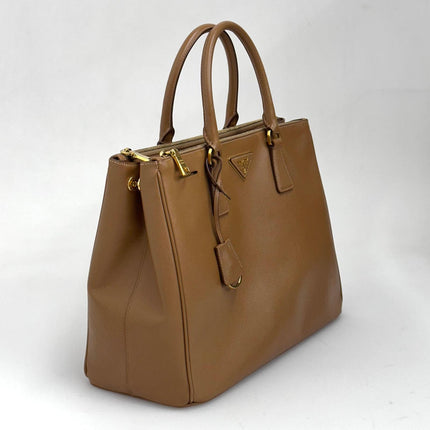 Prada Borsa a mano Galleria Large in pelle Saffiano Lux color Caramel