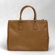 Prada Borsa a mano Galleria Large in pelle Saffiano Lux color Caramel