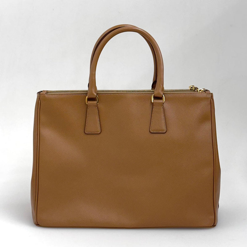 Prada Borsa a mano Galleria Large in pelle Saffiano Lux color Caramel