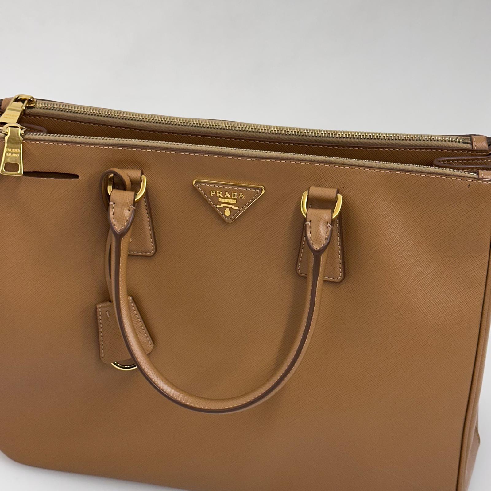 Prada Borsa a mano Galleria Large in pelle Saffiano Lux color Caramel