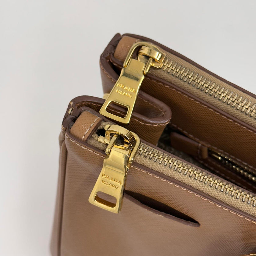 Prada Borsa a mano Galleria Large in pelle Saffiano Lux color Caramel