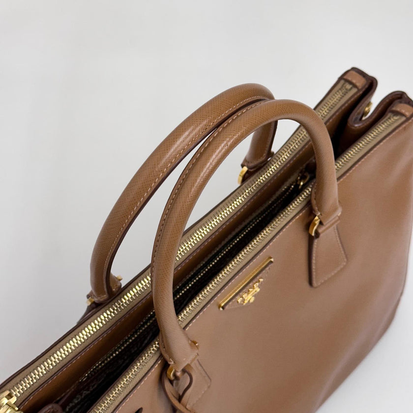 Prada Borsa a mano Galleria Large in pelle Saffiano Lux color Caramel