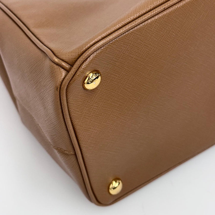 Prada Borsa a mano Galleria Large in pelle Saffiano Lux color Caramel