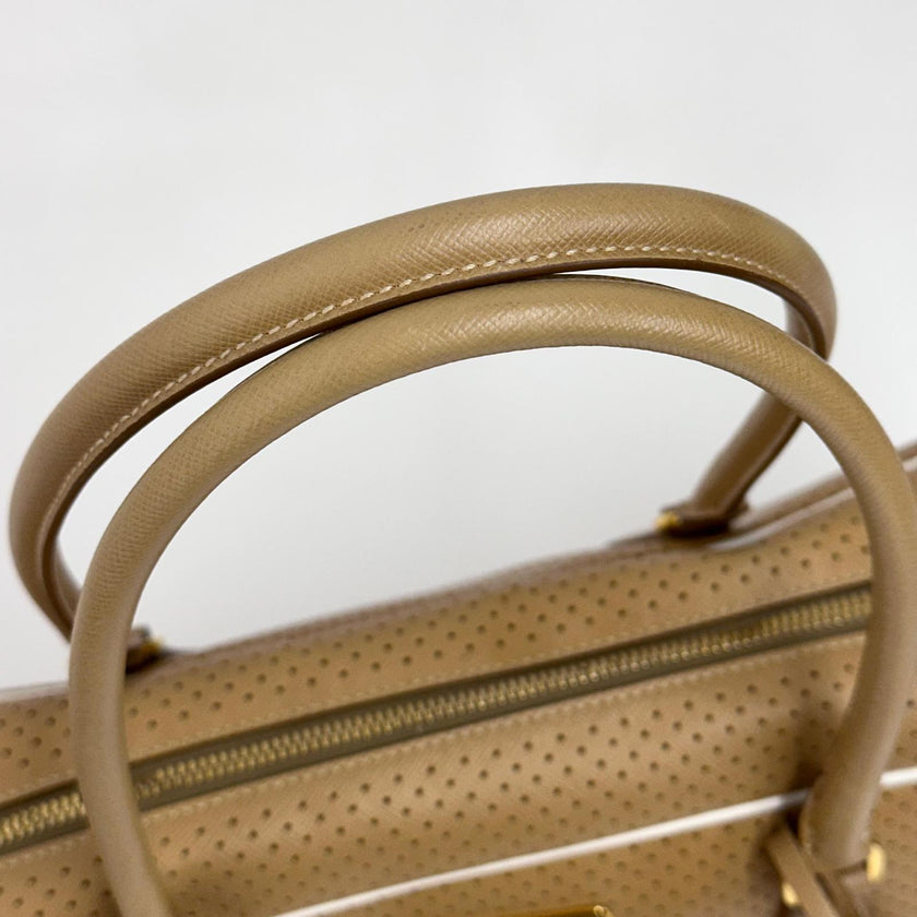 Prada Borsa a mano in pelle Saffiano traforata color cammello
