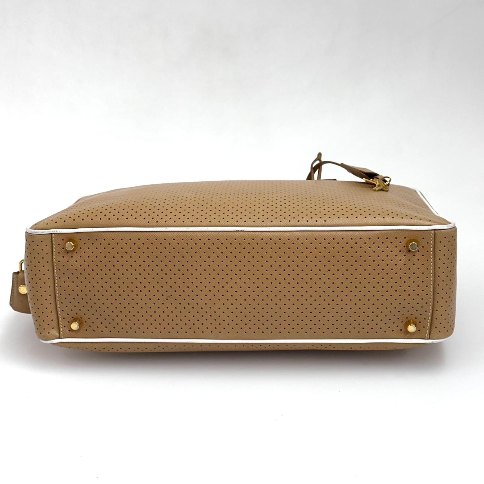 Prada Borsa a mano in pelle Saffiano traforata color cammello