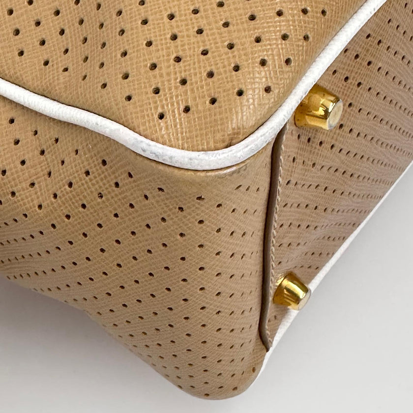 Prada Borsa a mano in pelle Saffiano traforata color cammello