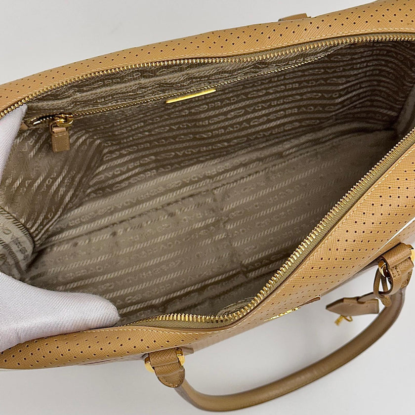 Prada Borsa a mano in pelle Saffiano traforata color cammello