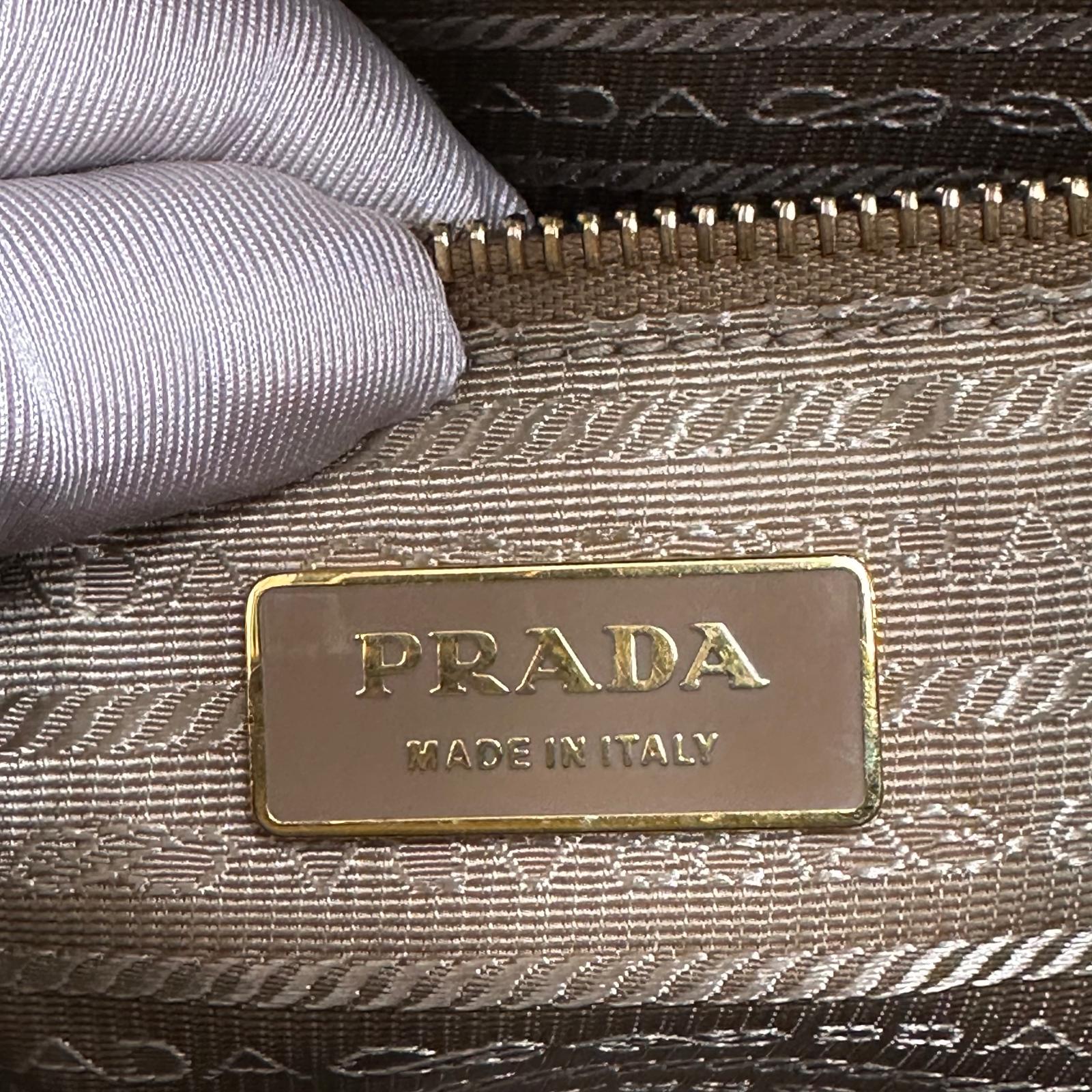 Prada Borsa a mano in pelle Saffiano traforata color cammello