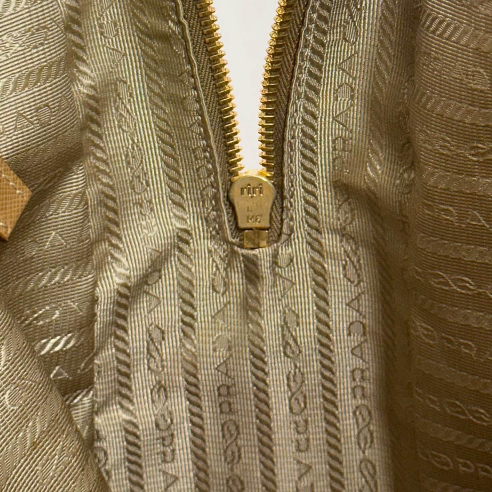 Prada Borsa a mano in pelle Saffiano traforata color cammello