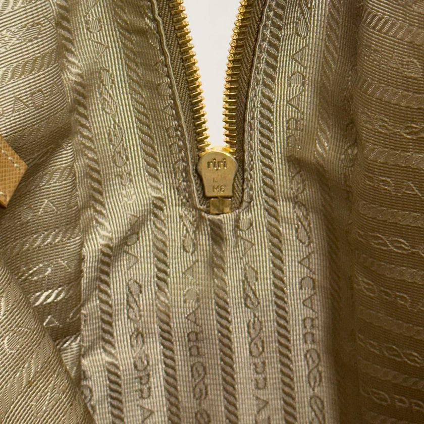 Prada Borsa a mano in pelle Saffiano traforata color cammello