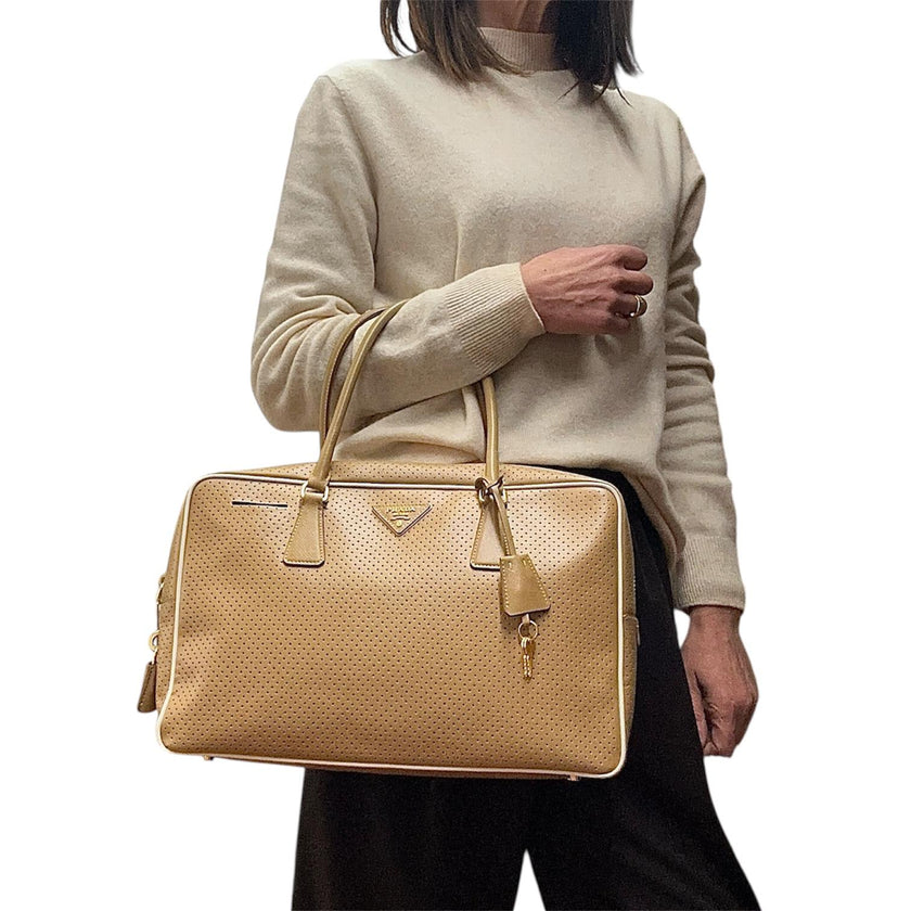 Prada Borsa a mano in pelle Saffiano traforata color cammello