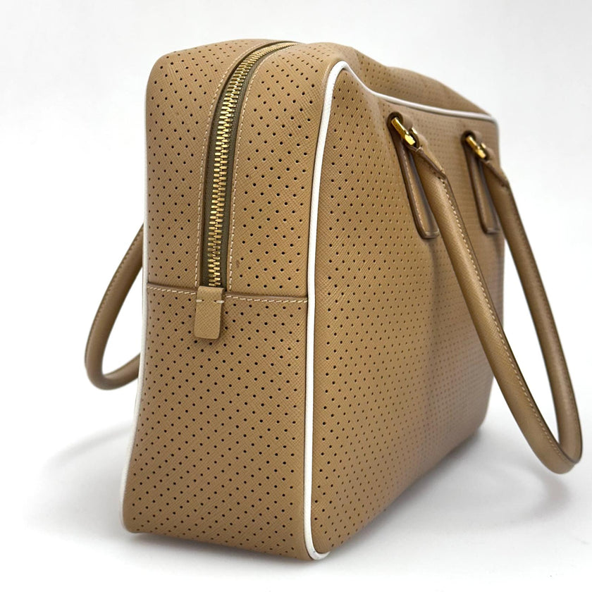 Prada Borsa a mano in pelle Saffiano traforata color cammello