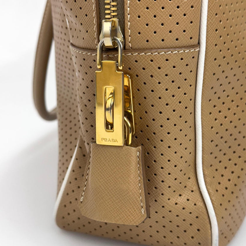 Prada Borsa a mano in pelle Saffiano traforata color cammello