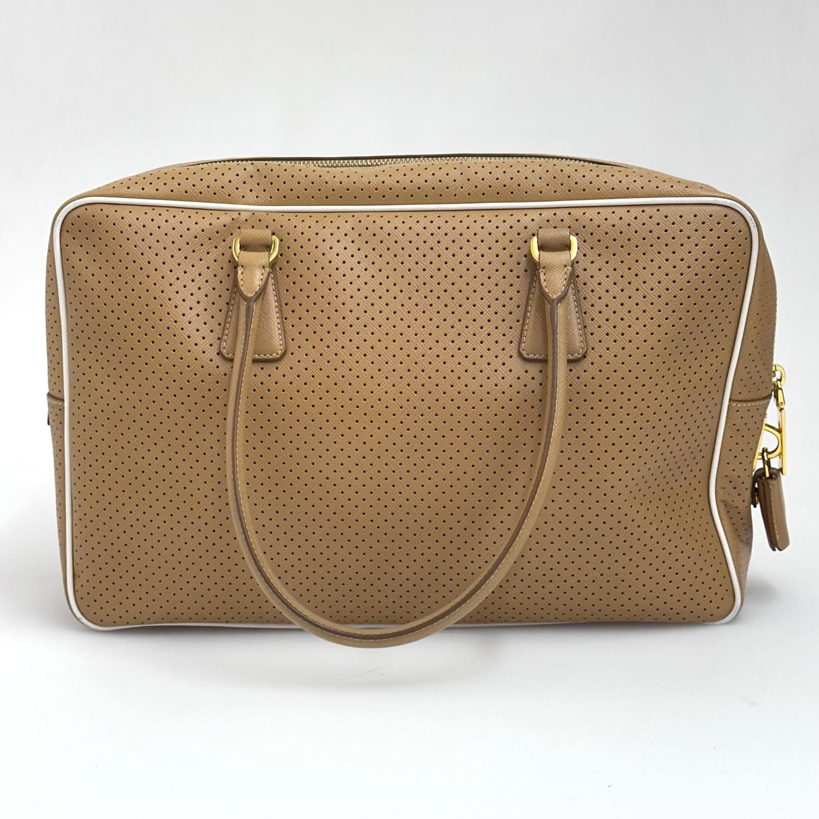Prada Borsa a mano in pelle Saffiano traforata color cammello