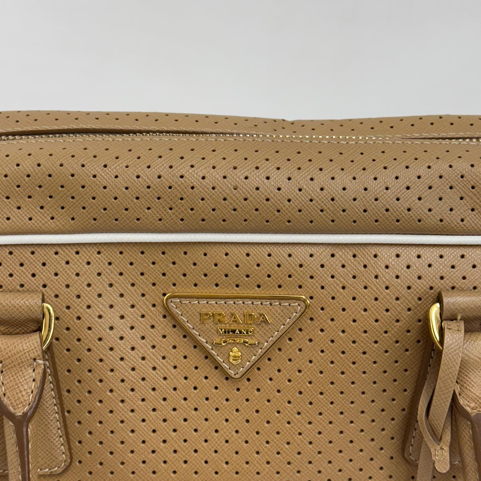 Prada Borsa a mano in pelle Saffiano traforata color cammello