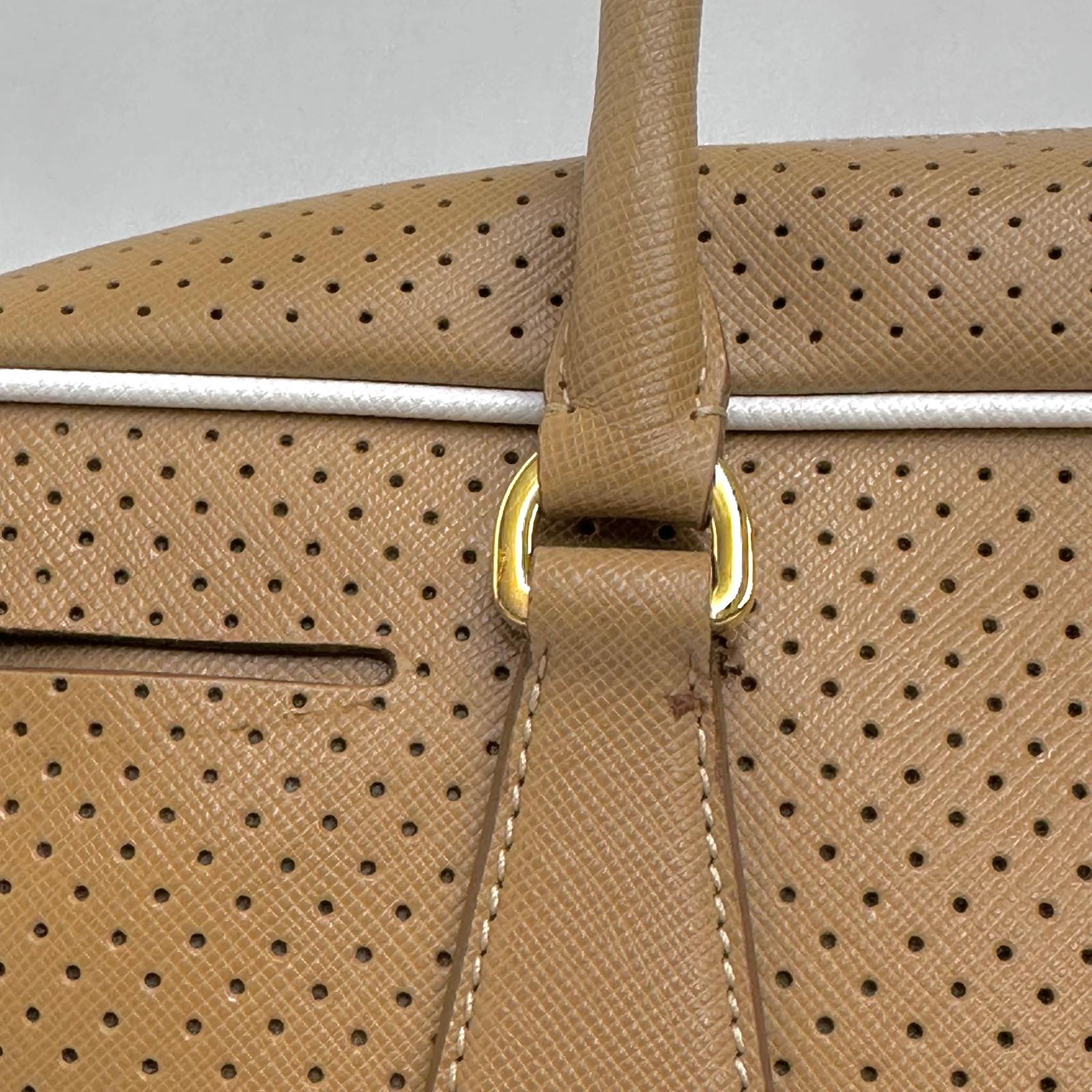 Prada Borsa a mano in pelle Saffiano traforata color cammello