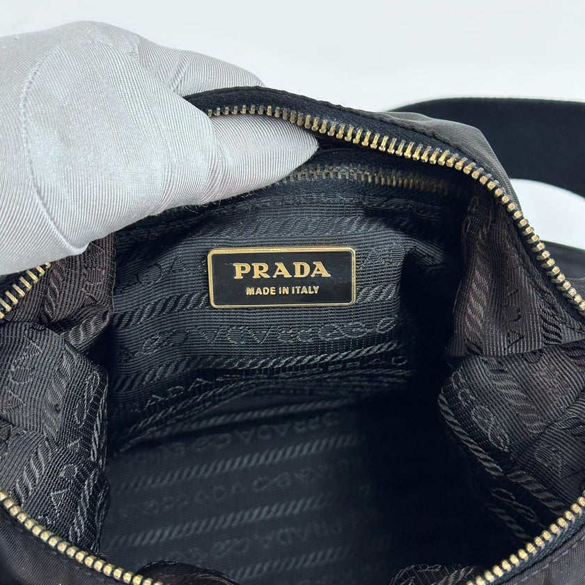 Prada Borsa a spalla Hobo in nylon nero