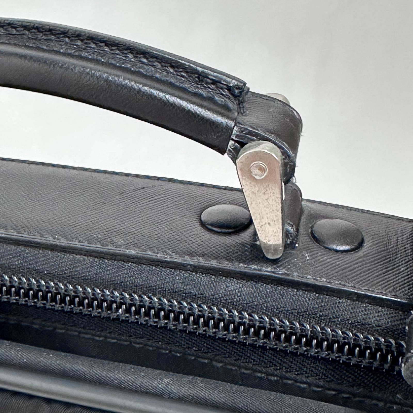 Prada Vintage Borsa da Viaggio in Nylon e Pelle Saffiano Nera