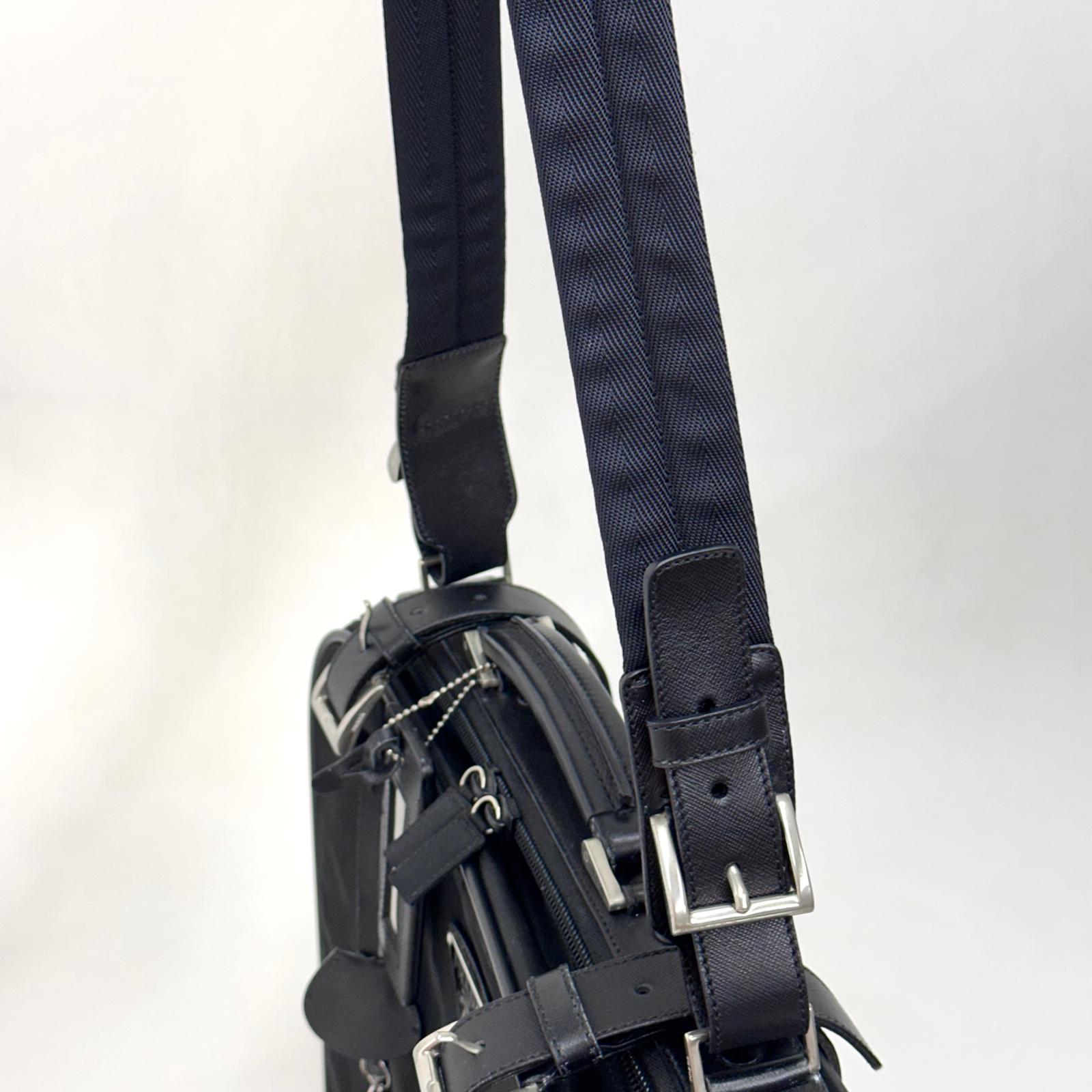 Prada Vintage Borsa da Viaggio in Nylon e Pelle Saffiano Nera