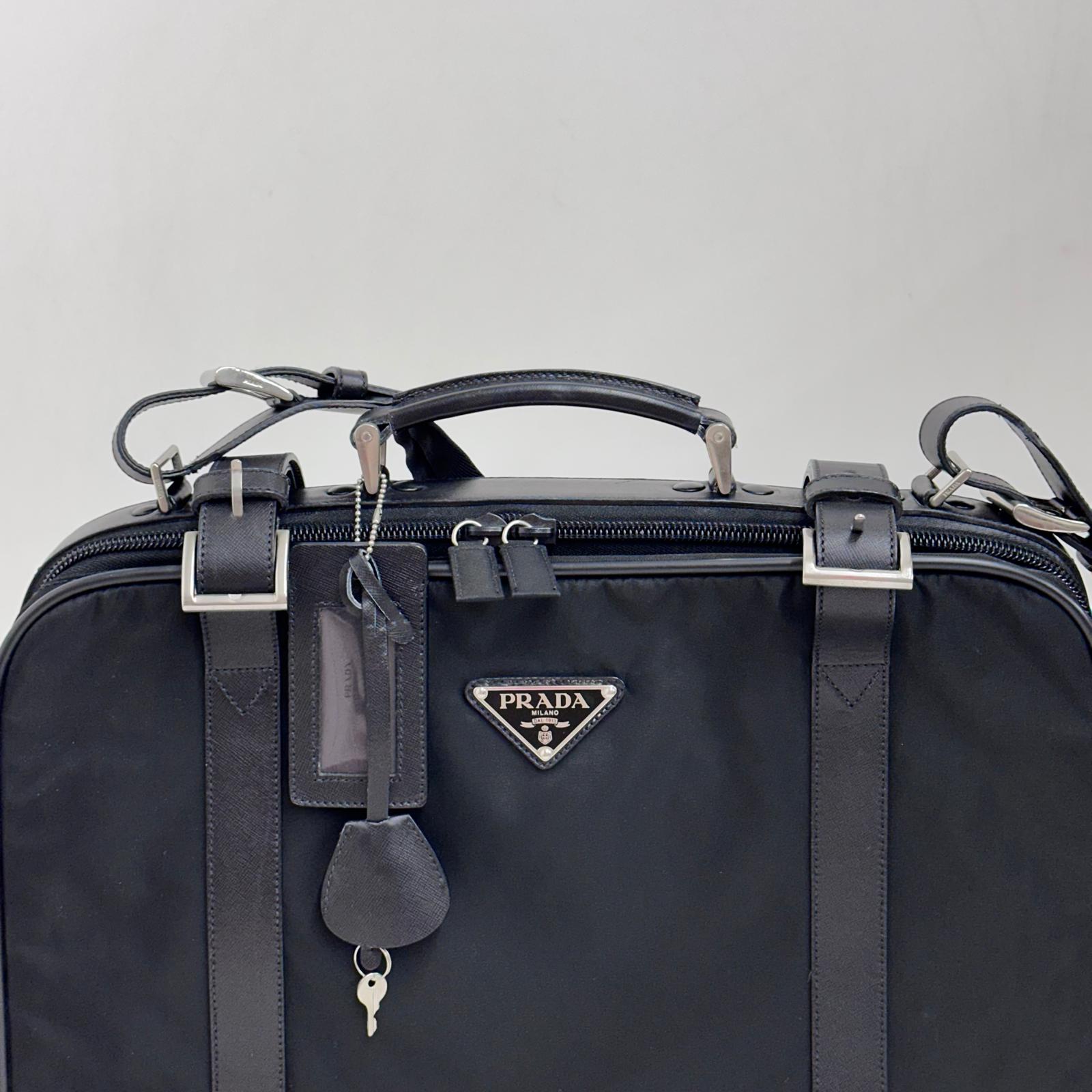 Prada Vintage Borsa da Viaggio in Nylon e Pelle Saffiano Nera