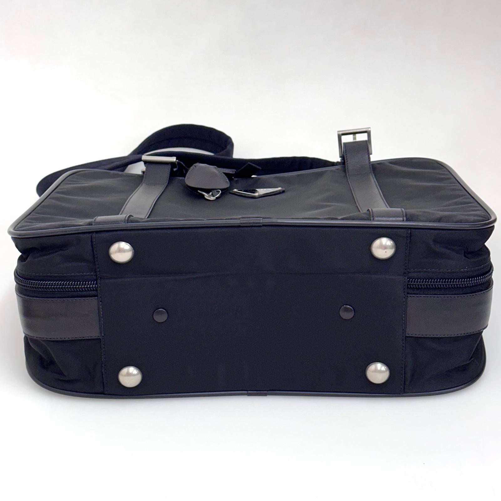 Prada Vintage Borsa da Viaggio in Nylon e Pelle Saffiano Nera