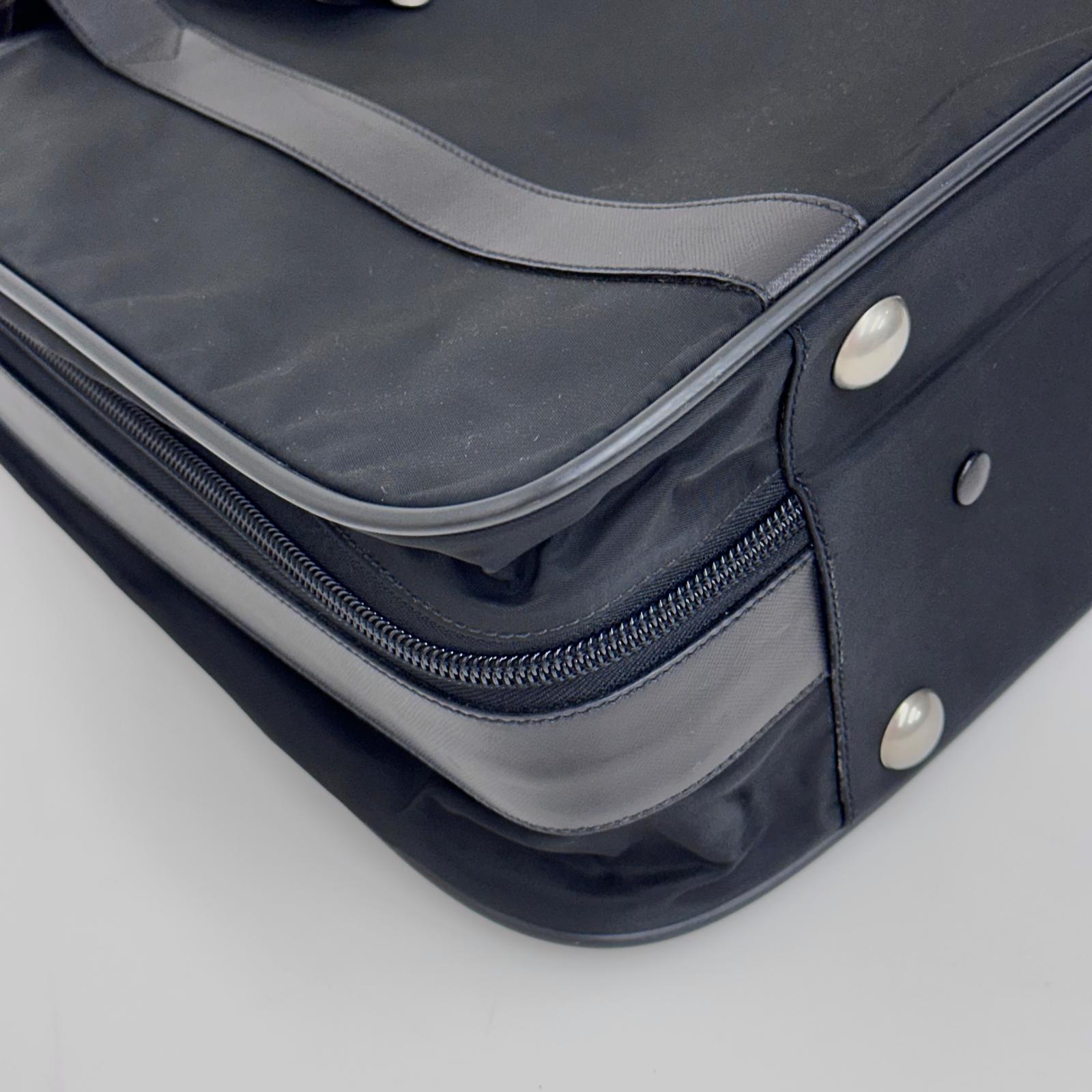Prada Vintage Borsa da Viaggio in Nylon e Pelle Saffiano Nera