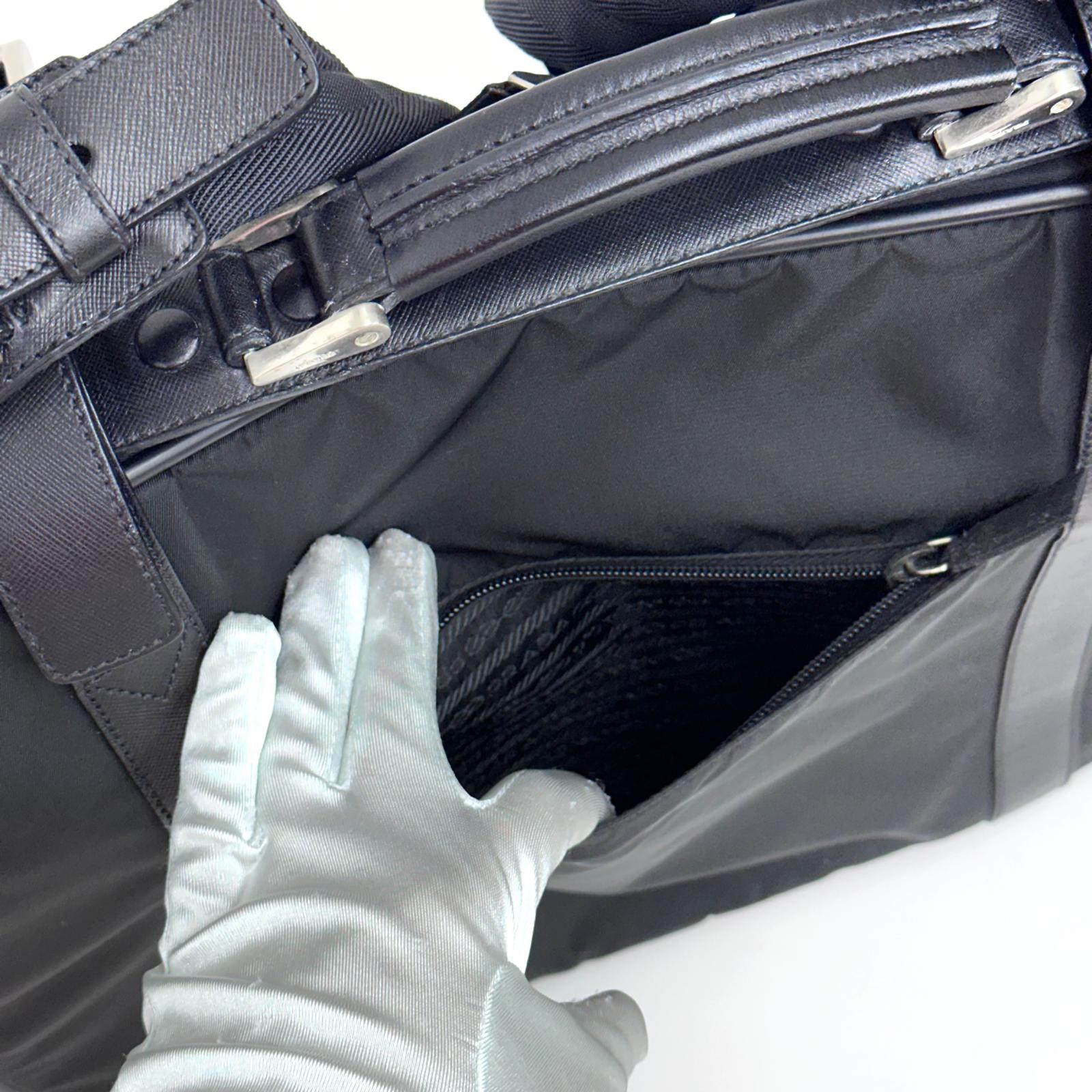 Prada Vintage Borsa da Viaggio in Nylon e Pelle Saffiano Nera