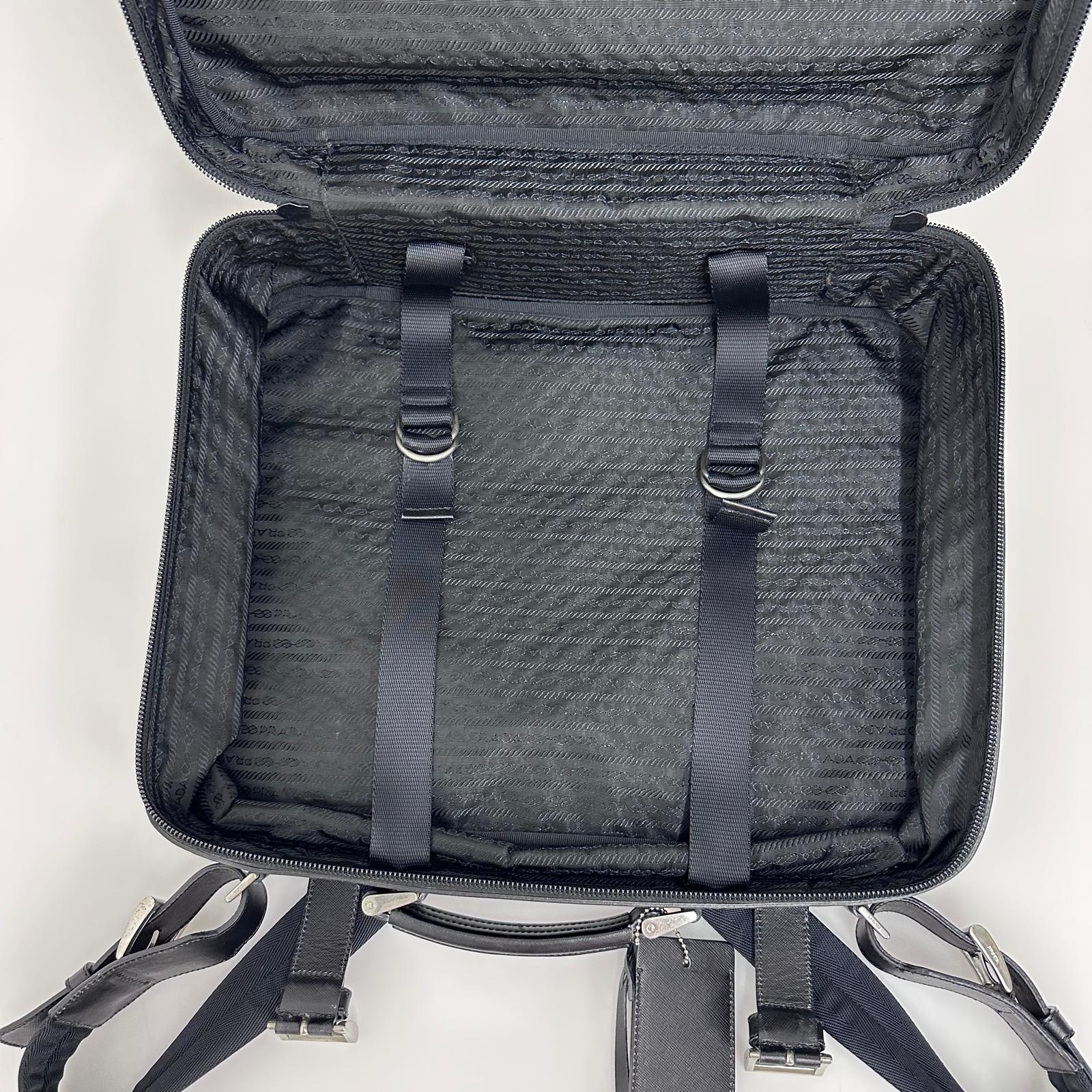 Prada Vintage Borsa da Viaggio in Nylon e Pelle Saffiano Nera