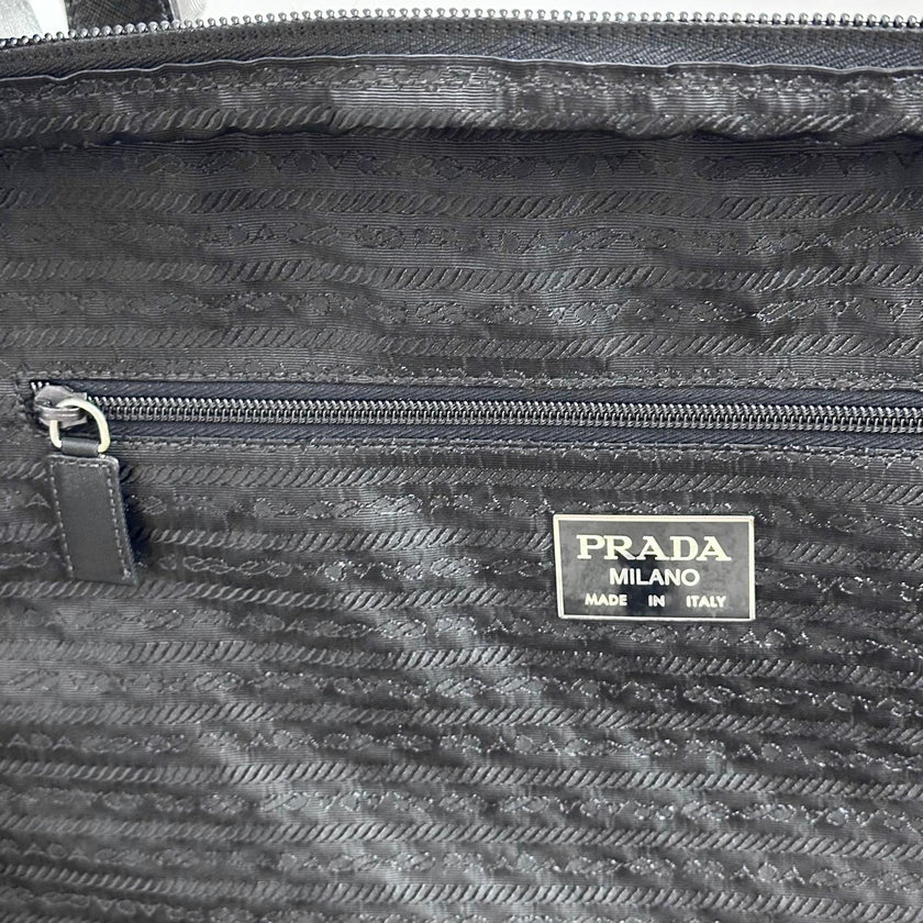 Prada Vintage Borsa da Viaggio in Nylon e Pelle Saffiano Nera