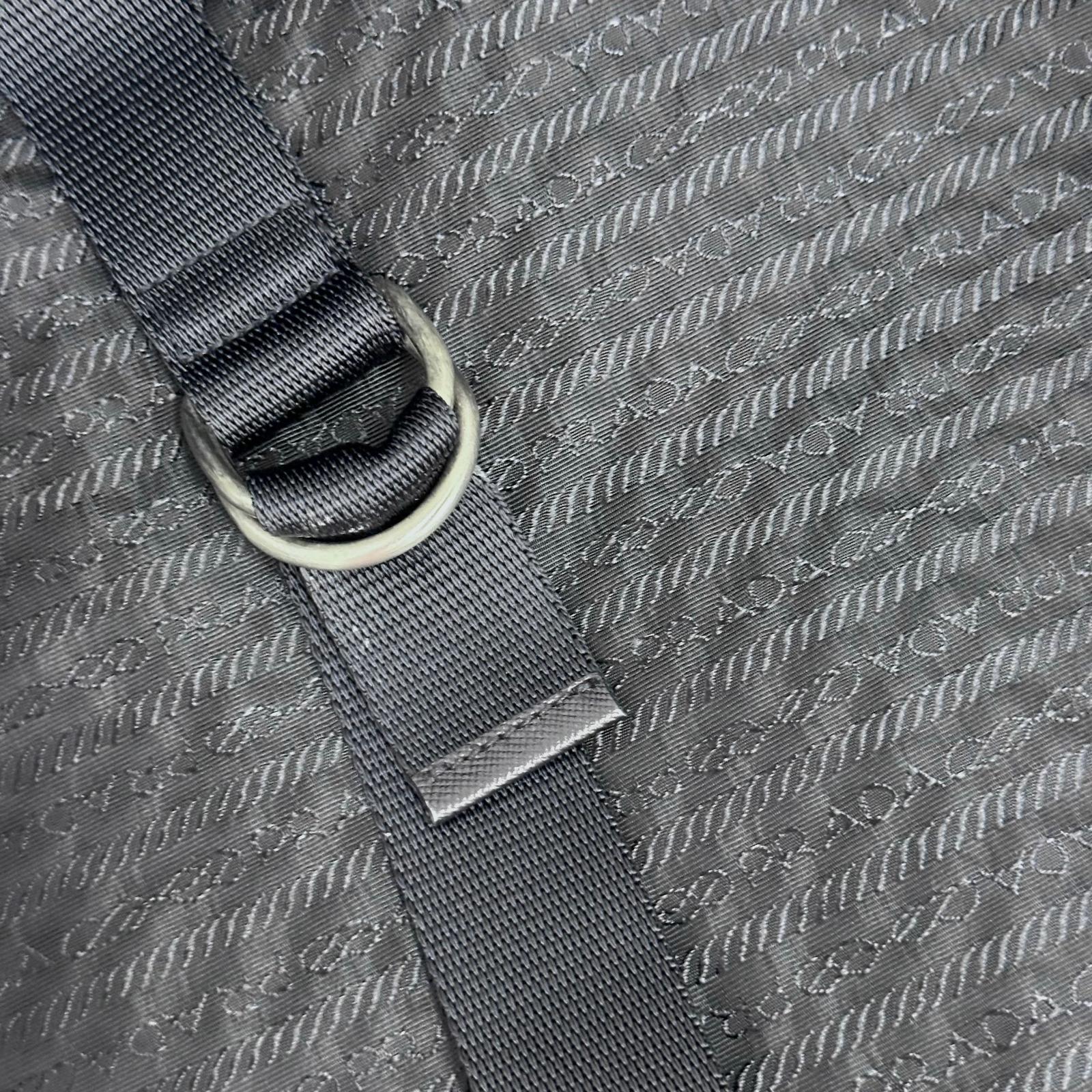 Prada Vintage Borsa da Viaggio in Nylon e Pelle Saffiano Nera