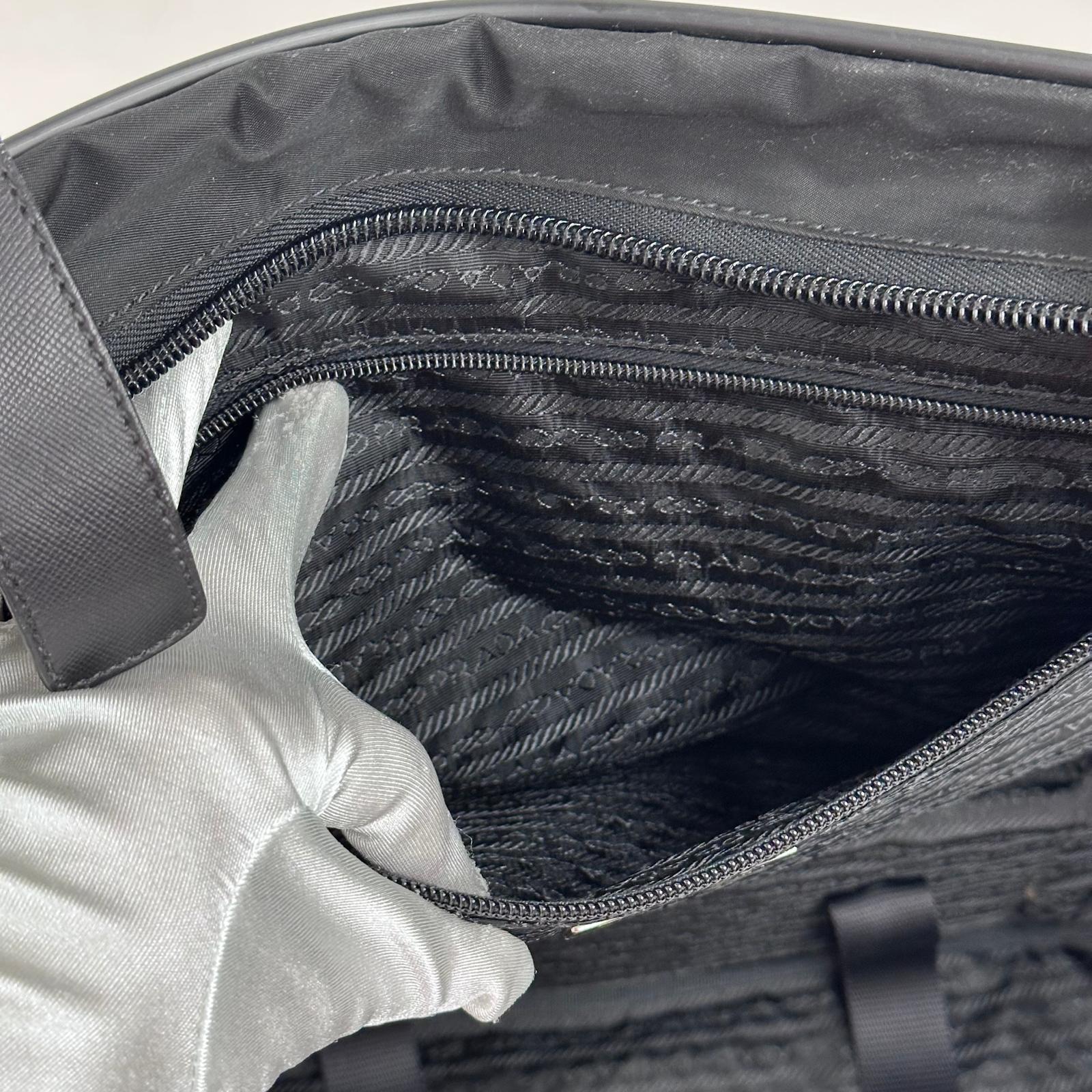 Prada Vintage Borsa da Viaggio in Nylon e Pelle Saffiano Nera