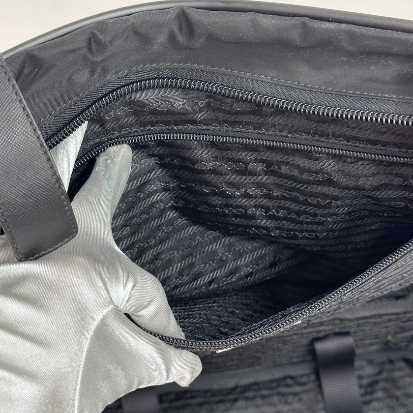 Prada Vintage Borsa da Viaggio in Nylon e Pelle Saffiano Nera