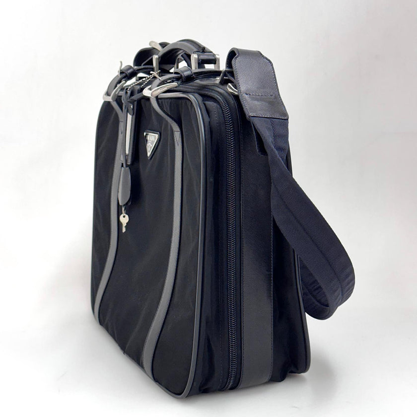 Prada Vintage Borsa da Viaggio in Nylon e Pelle Saffiano Nera