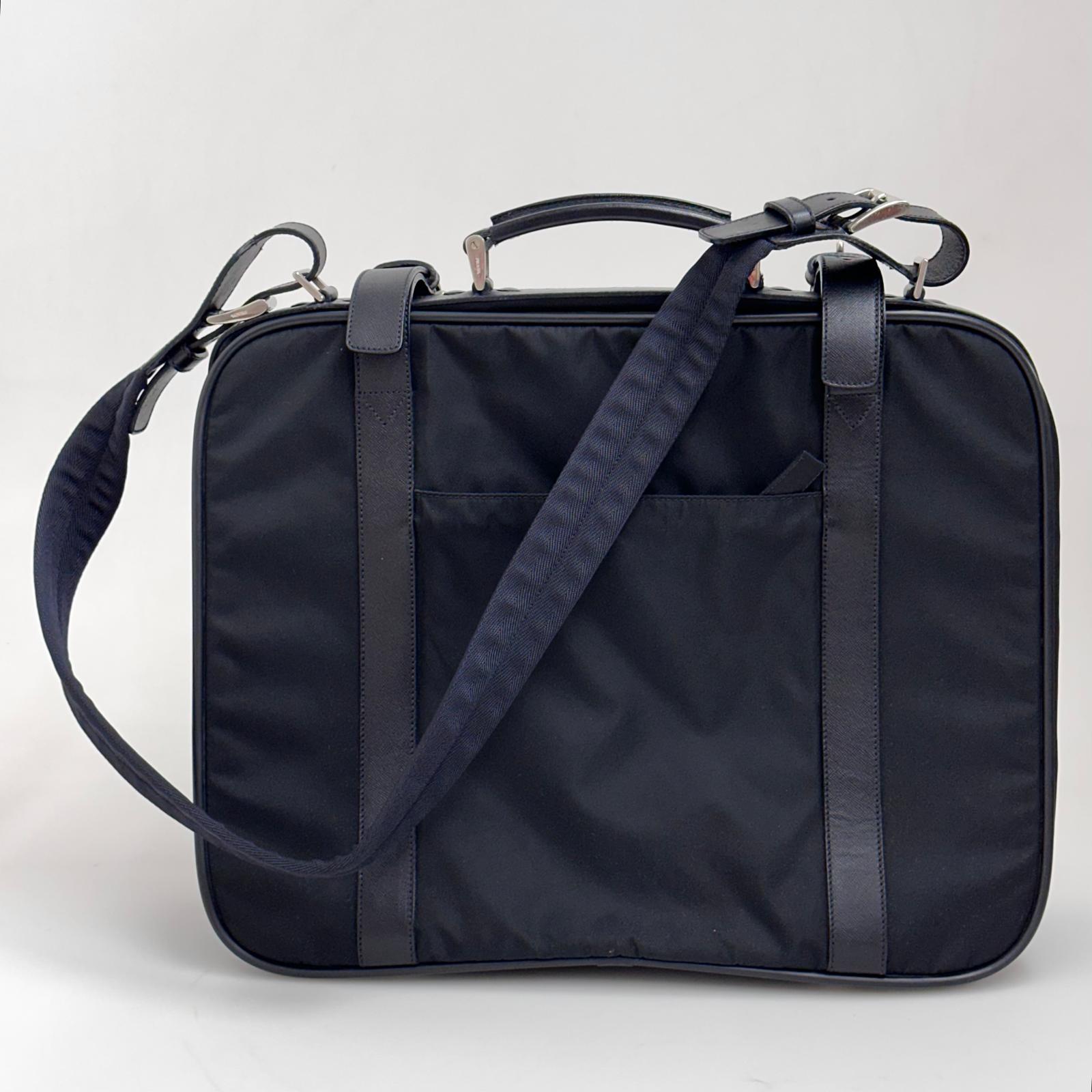 Prada Vintage Borsa da Viaggio in Nylon e Pelle Saffiano Nera