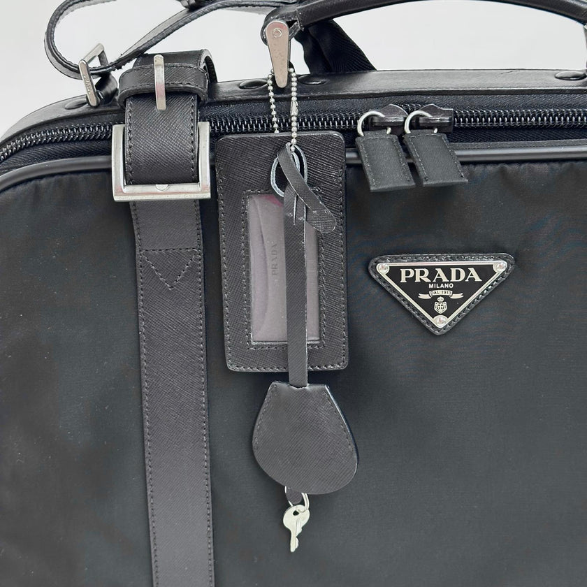 Prada Vintage Borsa da Viaggio in Nylon e Pelle Saffiano Nera