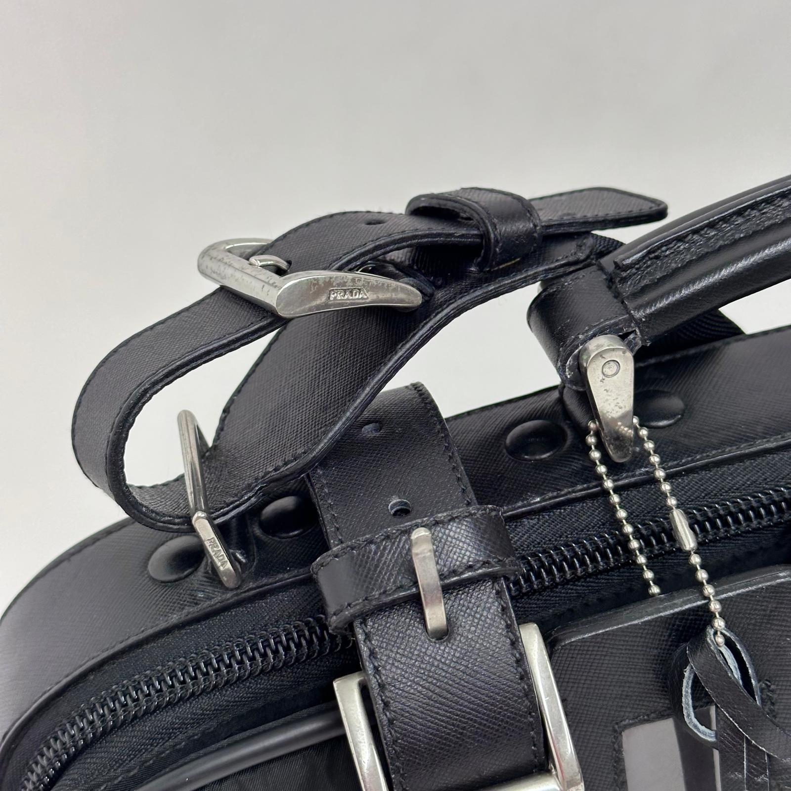 Prada Vintage Borsa da Viaggio in Nylon e Pelle Saffiano Nera