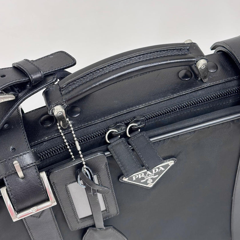 Prada Vintage Borsa da Viaggio in Nylon e Pelle Saffiano Nera
